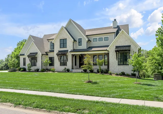 Photo 1 of Single family home for sale at 231 The Oaks Blvd, Versailles, KY 40383 | MLS# 25016246 | Listing updated on 2026-01-04