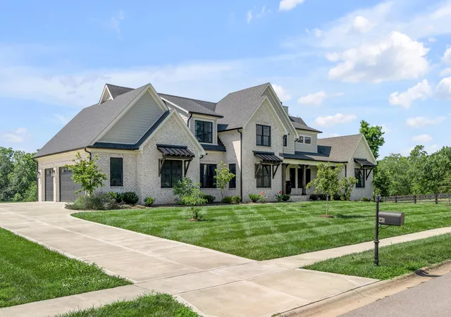 Photo 2 of Single family home for sale at 231 The Oaks Blvd, Versailles, KY 40383 | MLS# 25016246 | Listing updated on 2026-01-04