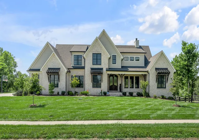 Photo 3 of Single family home for sale at 231 The Oaks Blvd, Versailles, KY 40383 | MLS# 25016246 | Listing updated on 2026-01-04