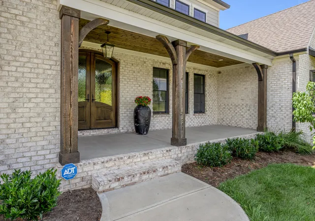 Photo 4 of Single family home for sale at 231 The Oaks Blvd, Versailles, KY 40383 | MLS# 25016246 | Listing updated on 2026-01-04