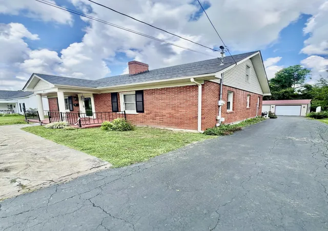 Photo 3 of Single family home for sale at 213 Winn St, Mount Sterling, KY 40353 | MLS# 25017678 | Listing updated on 2025-11-12