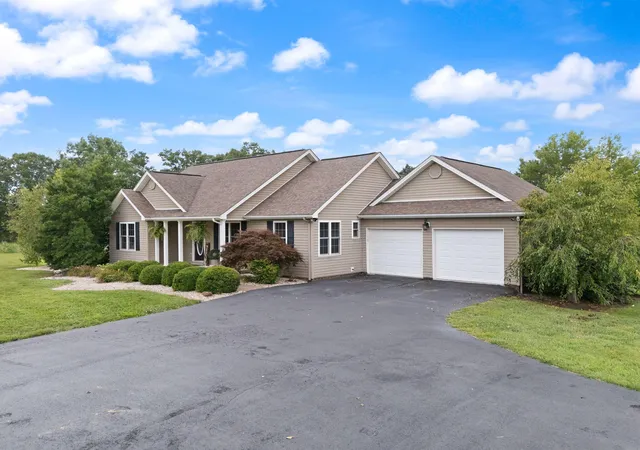 Photo 3 of Single family home for sale at 6600 Highway 490, East Bernstadt, KY 40729 | MLS# 25017205 | Listing updated on 2026-01-14