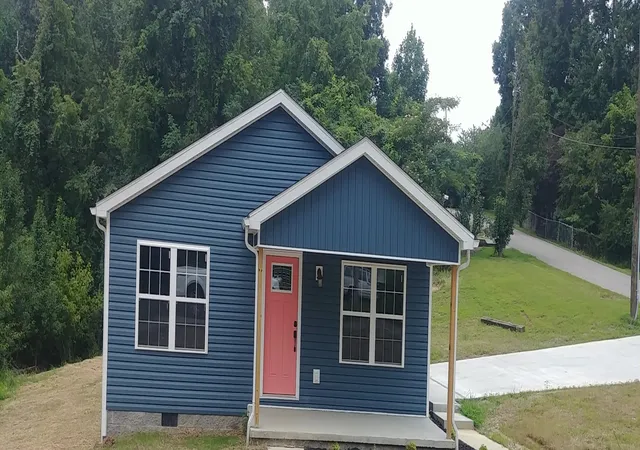 Photo 2 of Single family home for sale at 915 W 8th Street, Corbin, KY 40701 | MLS# 25017302 | Listing updated on 2025-10-15