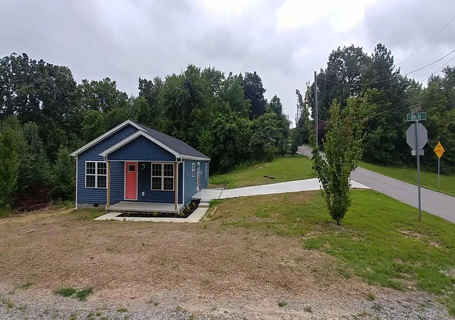 Photo 3 of Single family home for sale at 915 W 8th Street, Corbin, KY 40701 | MLS# 25017302 | Listing updated on 2025-10-15