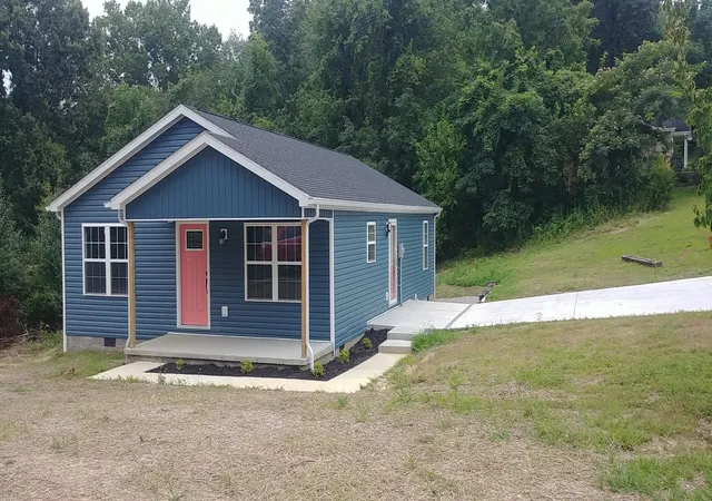 Photo 4 of Single family home for sale at 915 W 8th Street, Corbin, KY 40701 | MLS# 25017302 | Listing updated on 2025-10-15