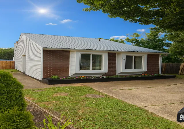 Photo 2 of Sale Pending at 1612 Royal Wood Ct, Lexington, KY 40515 | MLS# 25016817 | Listing updated on 2025-09-16