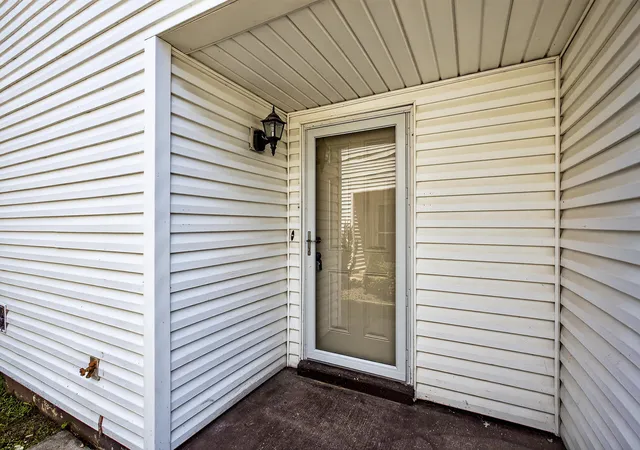 Photo 3 of Sale Pending at 1612 Royal Wood Ct, Lexington, KY 40515 | MLS# 25016817 | Listing updated on 2025-09-16