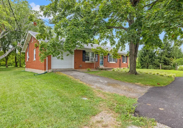 Photo 2 of Single family home for sale at 561 Boswell St, Harrodsburg, KY 40330 | MLS# 25017311 | Listing updated on 2025-10-29