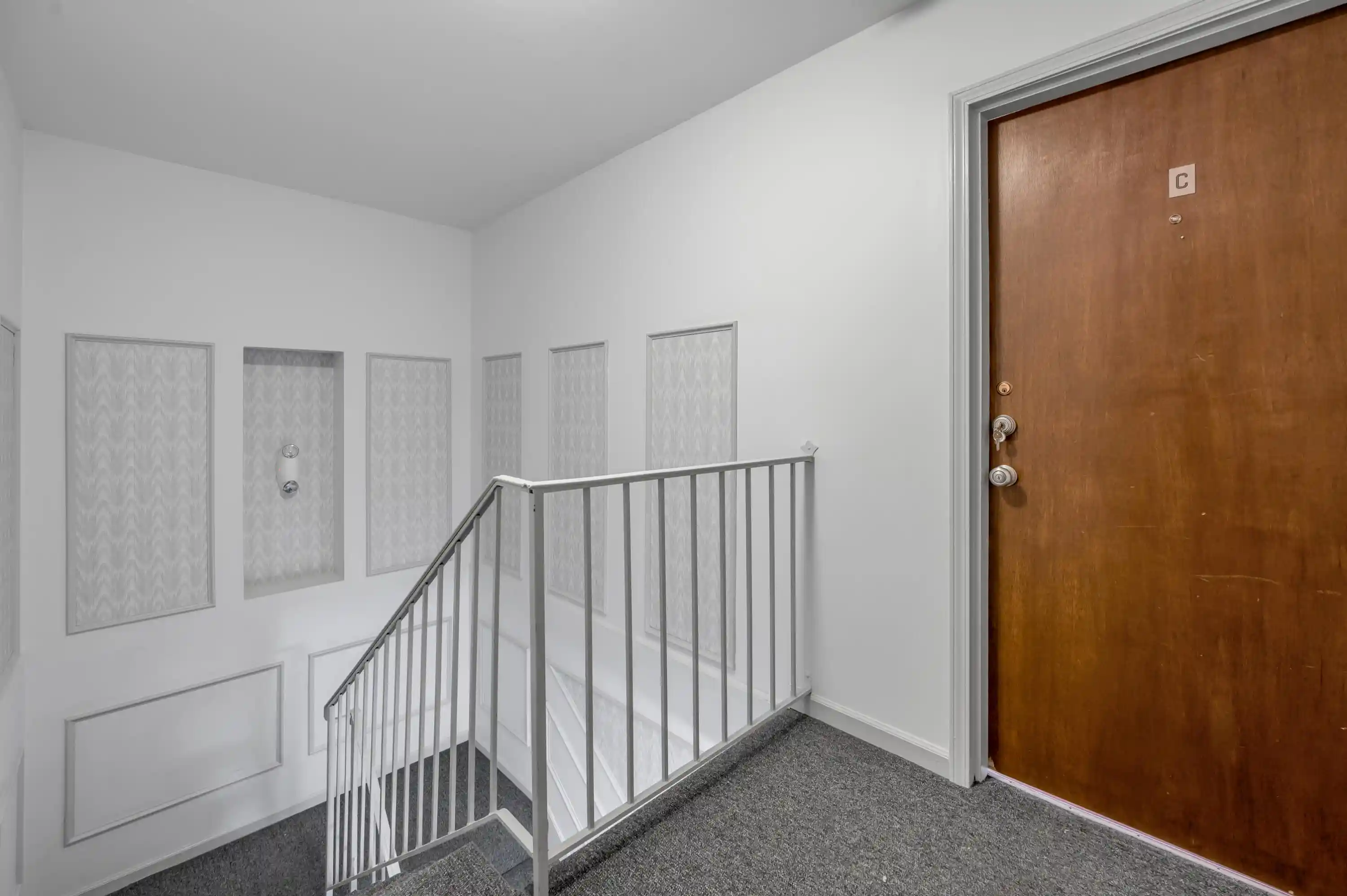 Listing Photo 2 - Condo for sale in 1064 Armstrong Mill Rd located at 1064 Armstrong Mill Rd, Lexington, KY 40517 - Unit 1064 Armstrong Ml Rd