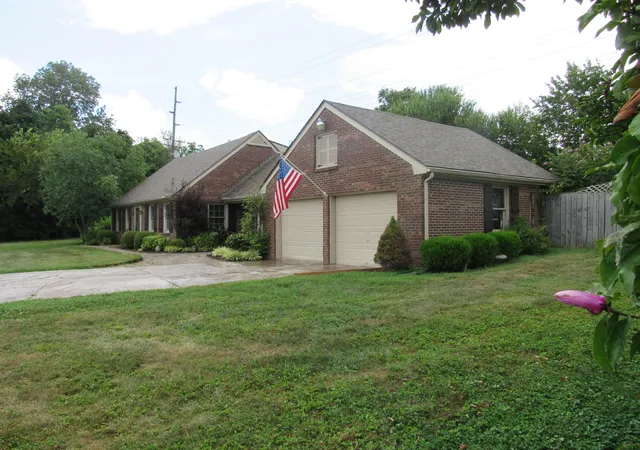 Photo 3 of Single family home for sale at 115 Woodford Dr, Winchester, KY 40391 | MLS# 25017973 | Listing updated on 2025-09-24