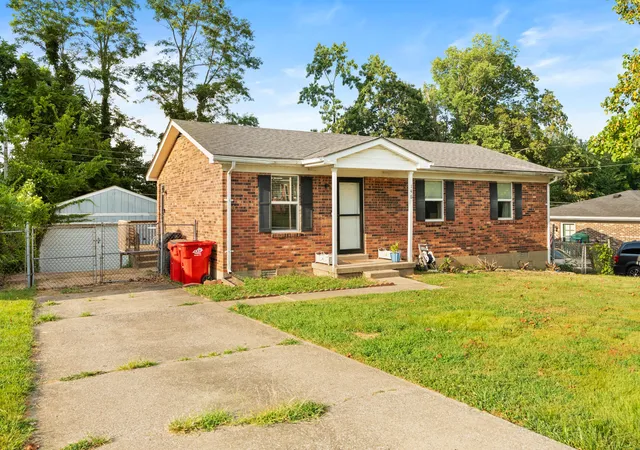 Photo 2 of Single family home for sale at 146 Highwood Dr, Frankfort, KY 40601 | MLS# 25018183 | Listing updated on 2025-09-20