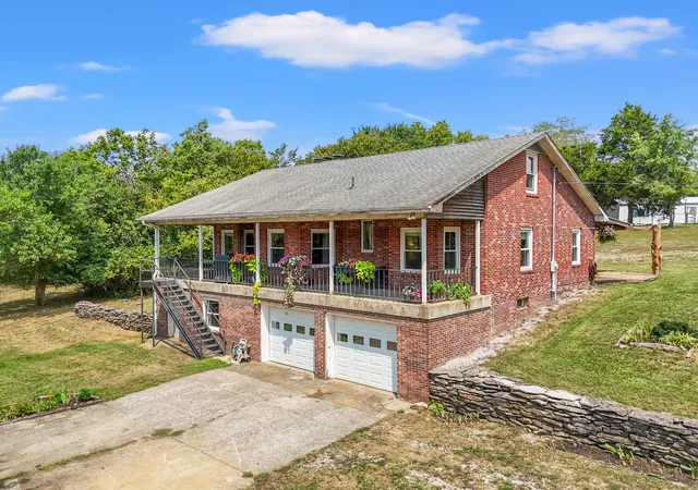 Photo 3 of Sale Pending at 999 Fords Mill Rd, Versailles, KY 40383 | MLS# 25018356 | Listing updated on 2025-09-12