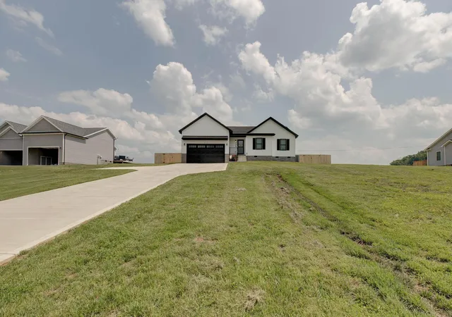 Photo 3 of Single family home for sale at 371 Nest Egg Rd, Mount Sterling, KY 40353 | MLS# 25018470 | Listing updated on 2025-11-15