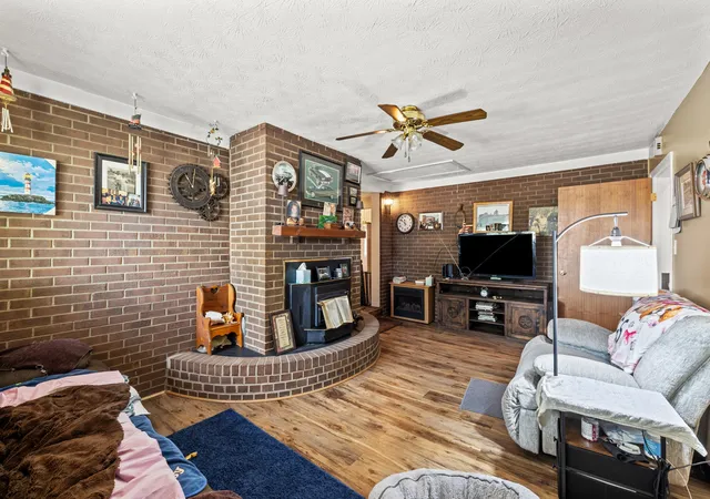 Photo 3 of Single family home for sale at 241 Cottonwood St, Harrodsburg, KY 40330 | MLS# 25018492 | Listing updated on 2025-10-27