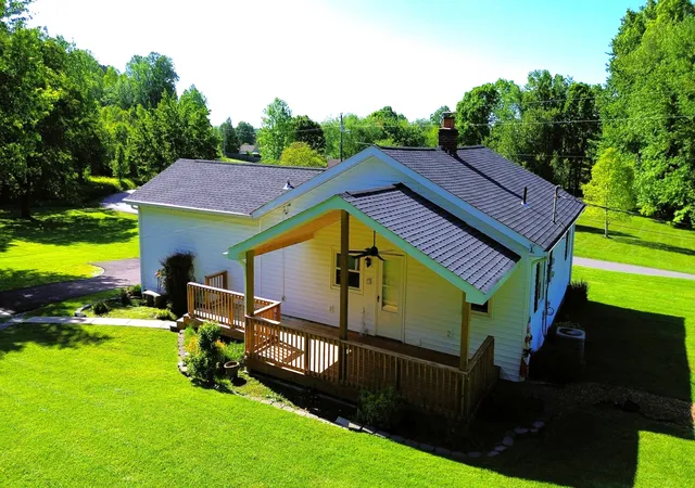 Photo 3 of Single family home for sale at 1185 Oak Ridge Rd, Corbin, KY 40701 | MLS# 25013783 | Listing updated on 2025-09-12