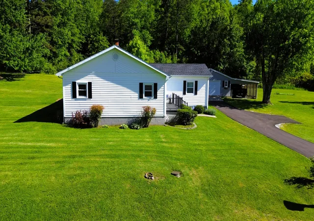 Photo 4 of Single family home for sale at 1185 Oak Ridge Rd, Corbin, KY 40701 | MLS# 25013783 | Listing updated on 2025-09-12