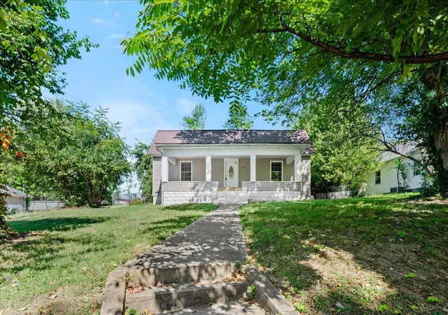 Photo 2 of Single family home for sale at 706 W Columbia St, Somerset, KY 42501 | MLS# 25500217 | Listing updated on 2026-01-05