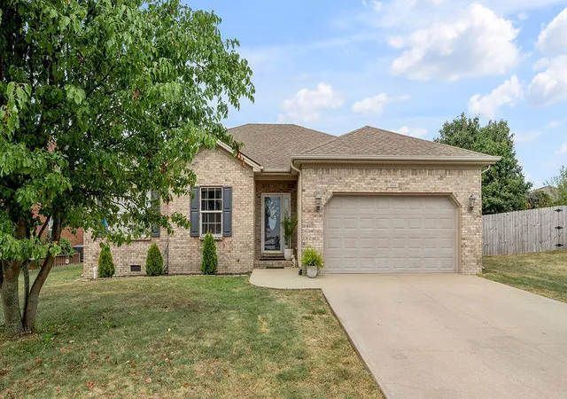 Photo 1 of Single family home for sale at 404 Virginia Ln, Nicholasville, KY 40356 | MLS# 25500022 | Listing updated on 2025-12-30