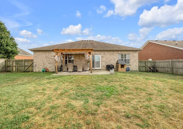 Photo 2 of Single family home for sale at 404 Virginia Ln, Nicholasville, KY 40356 | MLS# 25500022 | Listing updated on 2025-12-30