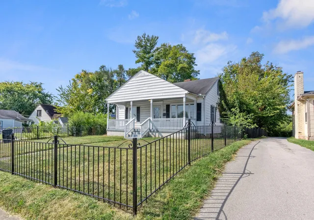 Photo 3 of Single family home for sale at 558 Emerson Dr, Lexington, KY 40505 | MLS# 25501333 | Listing updated on 2025-10-15