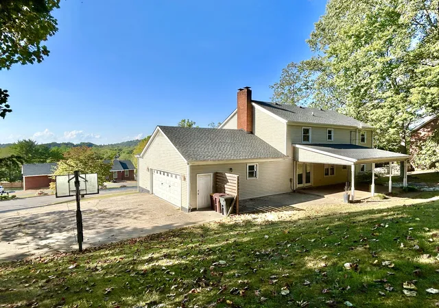 Photo 3 of Single family home for sale at 103 Rebel Dr, Somerset, KY 42501 | MLS# 25500591 | Listing updated on 2025-10-27