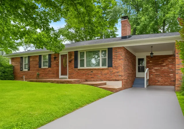Photo 1 of Single family home for sale at 1023 Chickasaw Trl, Frankfort, KY 40601 | MLS# 25501038 | Listing updated on 2025-09-11