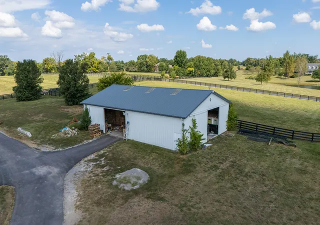 Photo 4 of House for sale at 687 Carrick Pike, Georgetown, KY 40324 | MLS# 25500911 | Listing updated on 2025-10-28