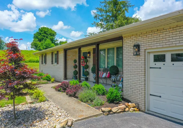 Photo 3 of Single family home for sale at 628 Old Whitley Rd, London, KY 40744 | MLS# 25501055 | Listing updated on 2025-10-10