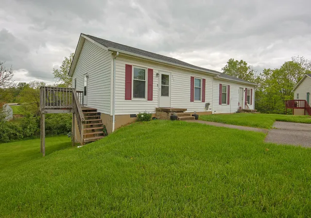 Photo 3 of Sale Pending at 800 805 Country Clb Ct, Winchester, KY 40391 | MLS# 25501029 | Listing updated on 2025-09-22