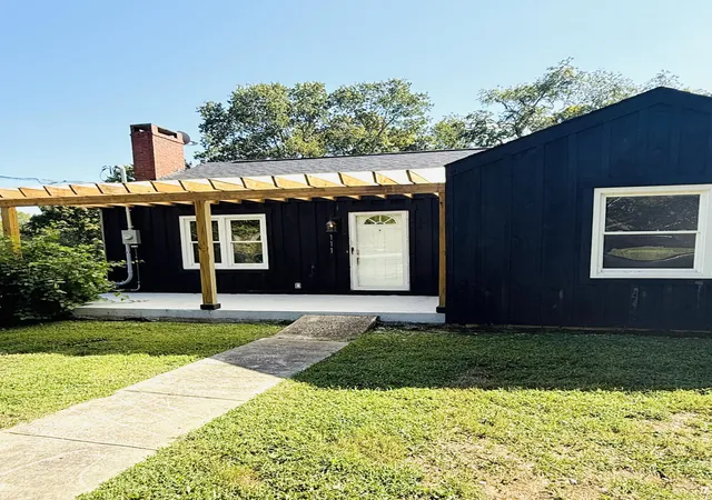 3rd image of 111 Holly St, Berea, KY 40403 | MLS# 25501403