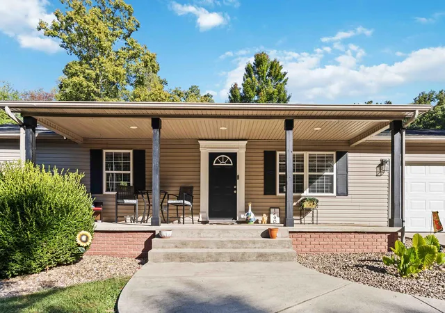 Photo 3 of Single family home for sale at 1490 Hickory Hills Ln, London, KY 40741 | MLS# 25501401 | Listing updated on 2026-01-01