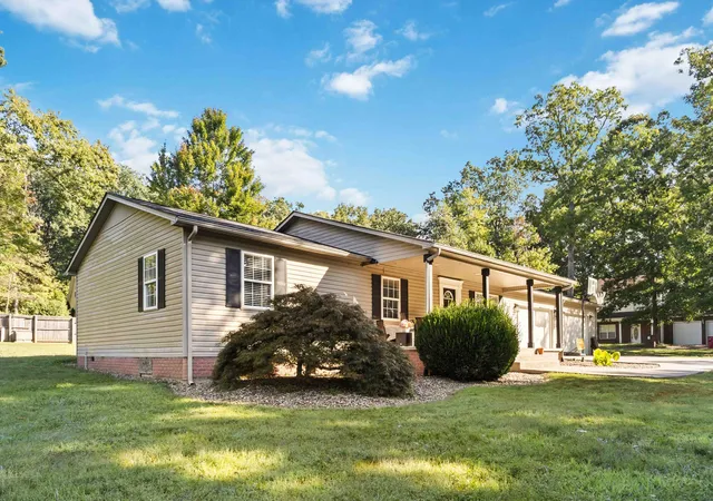 Photo 3 of Single family home for sale at 1490 Hickory Hills Ln, London, KY 40741 | MLS# 25501401 | Listing updated on 2026-01-01