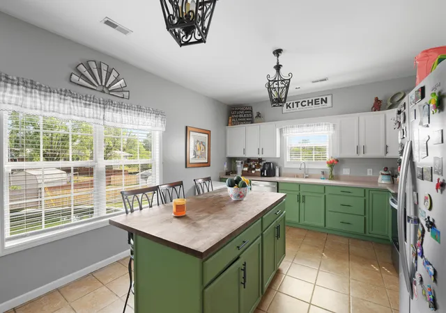 Photo 4 of Single family home for sale at 408 Corinne Ct, Winchester, KY 40391 | MLS# 25501469 | Listing updated on 2025-10-09