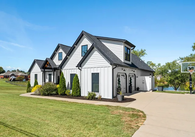 Photo 3 of Single family home for sale at 566 Oak Leaf Ln, Somerset, KY 42503 | MLS# 25501651 | Listing updated on 2025-10-22