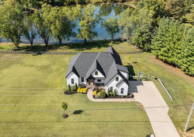 Photo 4 of Single family home for sale at 566 Oak Leaf Ln, Somerset, KY 42503 | MLS# 25501651 | Listing updated on 2025-10-22