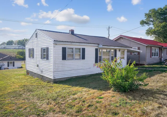 Photo 4 of Single family home for sale at 19 Russell St, Flemingsburg, KY 41041 | MLS# 25501608 | Listing updated on 2025-12-05