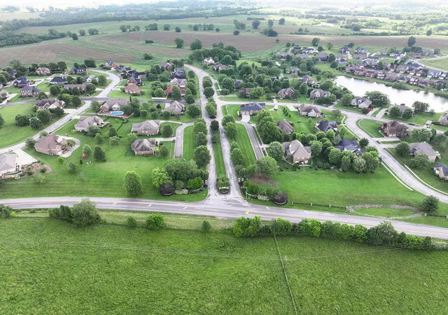 Photo 3 of Sale Pending at 101 Royal Oak Dr, Winchester, KY 40391 | MLS# 25501641 | Listing updated on 2026-05-20