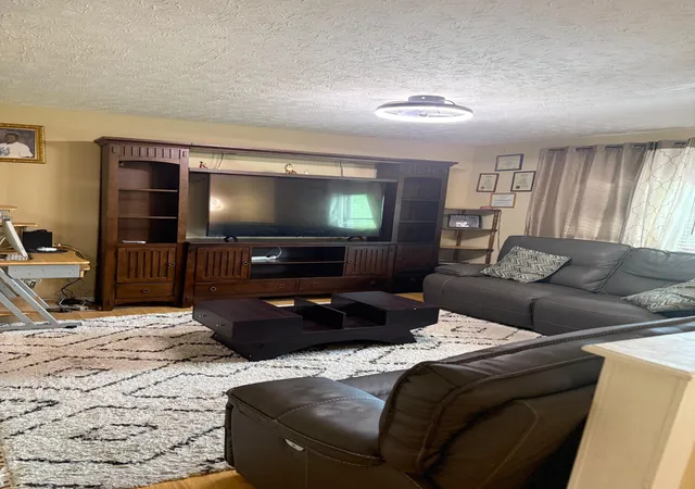 Photo 3 of Single family home for sale at 2829 Easthills Dr, Lexington, KY 40517 | MLS# 25501653 | Listing updated on 2025-12-09