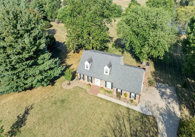 Photo 3 of Single family home for sale at 121 Lakeview Dr, Georgetown, KY 40324 | MLS# 25501851 | Listing updated on 2025-09-22