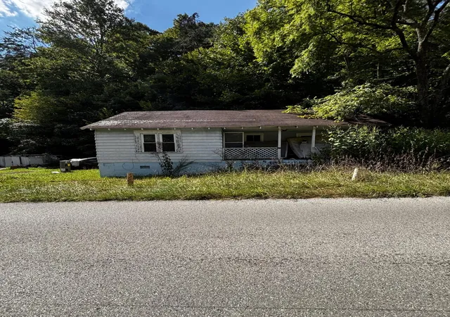 Photo 3 of Single family home for sale at 910 Ky 466, Melvin, KY 41650 | MLS# 25502111 | Listing updated on 2026-09-24