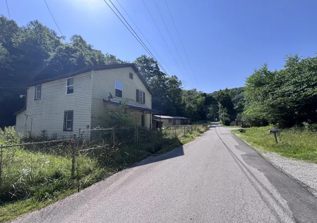 Photo 3 of Single family home for sale at 2102 Sheas Fork Rd, Mc Roberts, KY 41835 | MLS# 25502604 | Listing updated on 2025-10-01