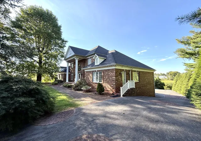 2nd image of 14 Windy Hills Dr, Somerset, KY 42501 | MLS# 25503719