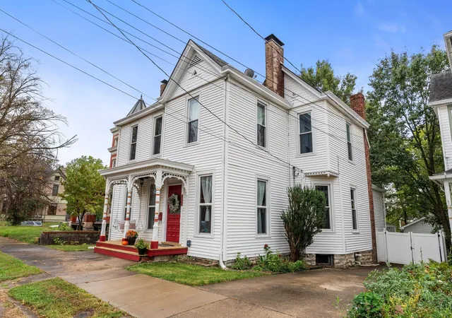 Photo 1 of Single family home for sale at 128 E Clinton St, Georgetown, KY 40324 | MLS# 25503164 | Listing updated on 2025-12-01