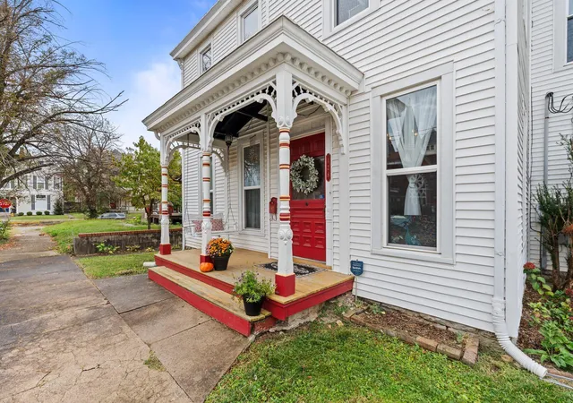 Photo 2 of Single family home for sale at 128 E Clinton St, Georgetown, KY 40324 | MLS# 25503164 | Listing updated on 2025-12-01