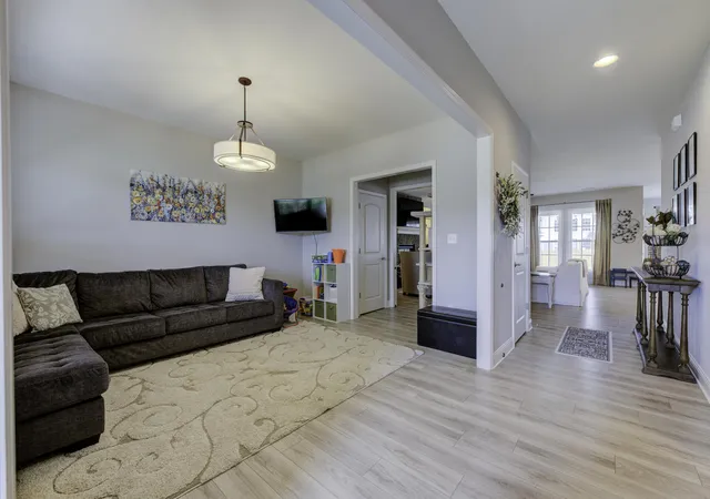 Photo 3 of Single family home for sale at 5967 Crabapple Rd, Versailles, KY 40383 | MLS# 25503399 | Listing updated on 2025-10-10