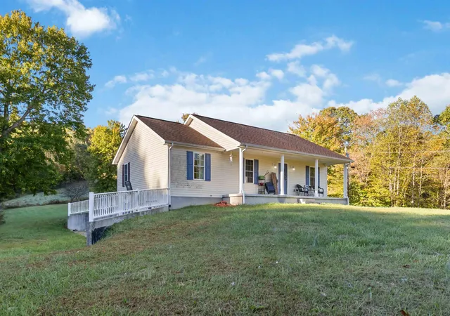 Photo 3 of Sale Pending at 285 Green Valley Rd, London, KY 40744 | MLS# 25504149 | Listing updated on 2025-10-30