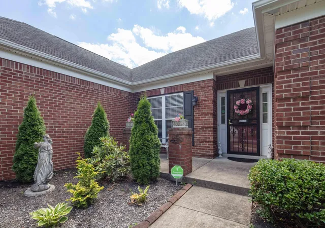 Photo 2 of Single family home for sale at 3225 Drayton Pl, Lexington, KY 40503 | MLS# 25504555 | Listing updated on 2025-10-24