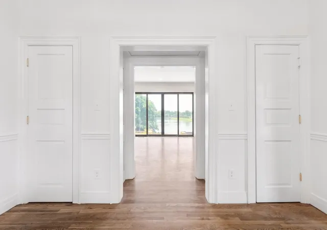 Photo 4 of Single family home for sale at 2121 Lakeside Dr, Lexington, KY 40502 | MLS# 25504424 | Listing updated on 2025-11-20