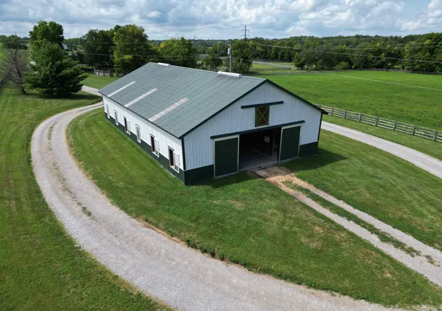 Photo 4 of House for sale at 613 Hutchison Rd, Paris, KY 40361 | MLS# 25505120 | Listing updated on 2026-10-13