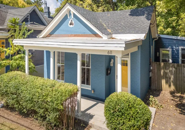 Photo 2 of Single family home for sale at 611 N Broadway, Lexington, KY 40508 | MLS# 25504844 | Listing updated on 2025-10-28